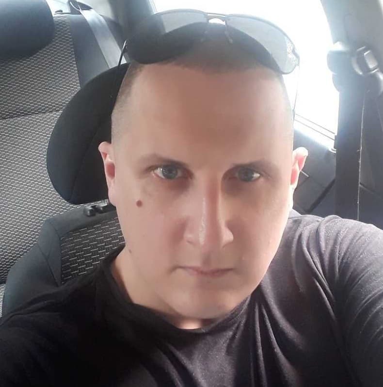 Мужчина в клетчатой рубашке