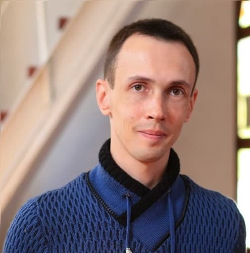 Мужчина в синем свитере
