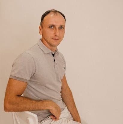 Мужчина в клетчатой рубашке